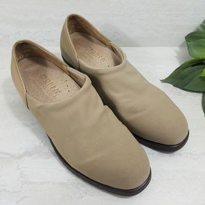 Munro Billee Beige Stone Stretch Fabric Pumps 4 M